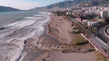 Çamur ve kirli su şiddetli yağmurdan sonra denize akar. Kahverengi nehir suyu denize taşar
