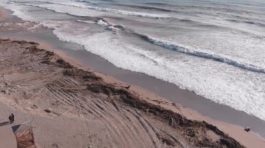 Büyük fırtınadan sonra sahilde toprak var. Çamurlu nehir denize akar