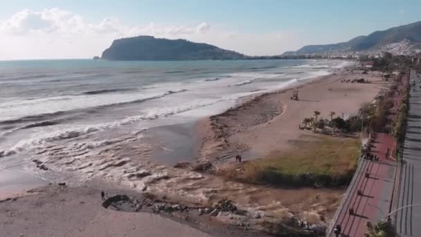 Gebirgsfluss fließt ins Meer. Schlammiger Fluss mit Geröll und Schmutzwasser, das ins Meer fließt — Stockvideo