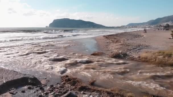 Das schlammige Wasser strömt ins Meer. Schmutzwasser fließt nach sintflutartigem Regen — Stockvideo