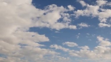 Bulutlar. Bulutlarla dolu bir zaman aralığı. Açık beyaz bulutlar parlak mavi gökyüzünde uçar