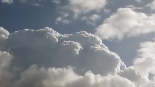 Epická oblačnost. Proti modré obloze se rychle pohybují mraky. Malebný časový úsek bílých nadýchaných mraků — Stock video
