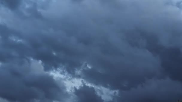 Nuages orageux se déplaçant rapidement. Nuages dans le ciel se déplacent rapidement. Nuages sombres et énormes au jour de pluie orageux — Video