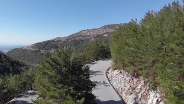 Donna bicicletta da strada in montagna. Ciclista in sella alla bicicletta, facendo allenamento di resistenza — Video Stock