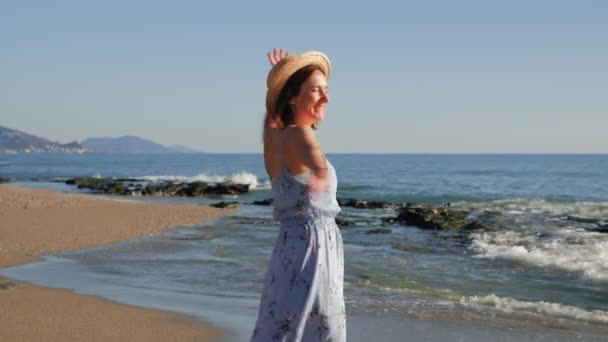 Обаятельная счастливая девушка улыбается и смеется, наслаждается летним отпуском и веселится на пляже — стоковое видео