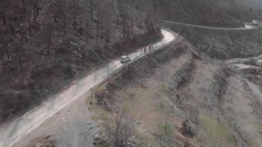 Profesyonel bisiklet sporcuları dağlarda bisiklet sürüyor, kardiyo dayanıklılık eğitimi alıyorlar.