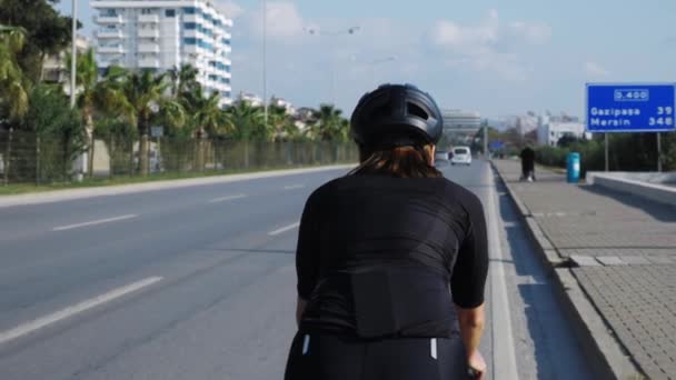 Ciclista professionista in bicicletta per strada nella soleggiata giornata estiva. Addestramento ciclista donna in bicicletta — Video Stock