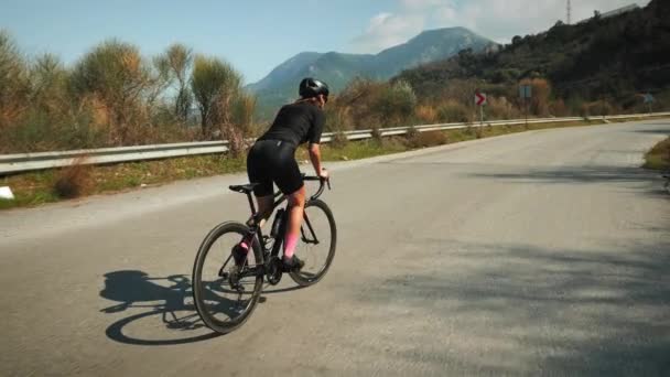 Bisiklet üzerinde profesyonel yol bisikleti eğitimi. Bisiklete binmeye çalışan bir kadın bisikletçi — Stok video