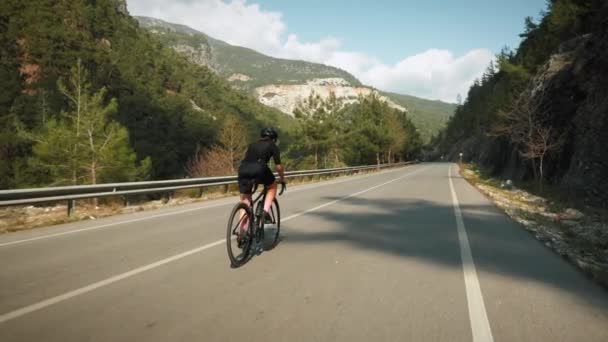 Ciclista professionista che accelera in bicicletta. Triatleta in bicicletta nella giornata di sole — Video Stock