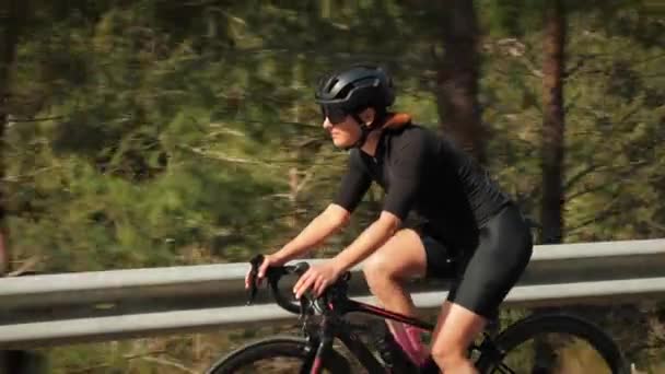 Bicicleta de equitação ciclista profissional através da paisagem montanhosa. Ciclista acelerando colina abaixo. Recreação desportiva — Vídeo de Stock