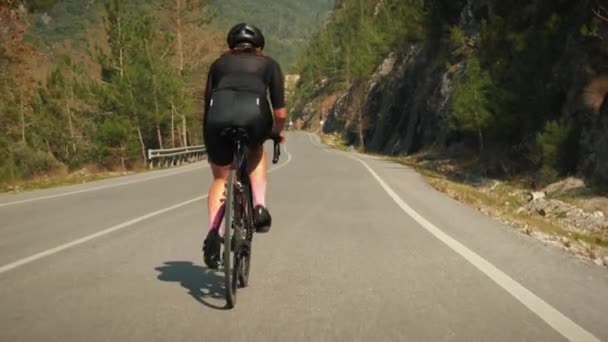 Donna in bicicletta sulla natura. Stile di vita sano attivo. Pro ciclista donna hard pedalando in bicicletta — Video Stock