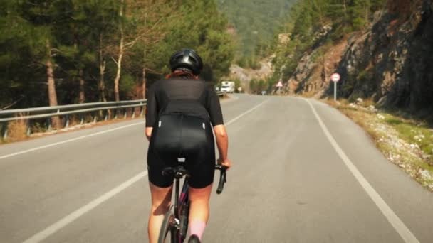 Radtraining. Radprofi strampelt auf Rennrad durch Berg und macht intensive Ausdauerübungen — Stockvideo