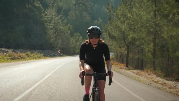 Ciclista in bicicletta in casco. In bicicletta al tramonto. Allenamento triatleta in bicicletta — Video Stock
