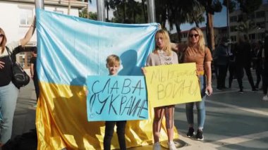 Rusya 'nın Ukrayna' yı işgaline karşı gösteri ve miting. İnsanlar Ukrayna 'yı Rusya saldırılarından korumak için protesto ediyorlar. Alanya, Türkiye - 26.02.2022