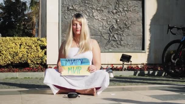 Κορίτσι που διαμαρτύρεται για πόλεμο κατά της Ουκρανίας με πανό στα χέρια με επιγραφή Ειρήνη στον κόσμο. Αλάνια, Τουρκία - 26.02.2022 — Αρχείο Βίντεο