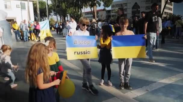 Gyerekek a háború ellen. A kisfiúk és a lányok ukrán és litván nemzeti zászlókkal és szimbólumokkal állnak. Alanya, Törökország - 26.02.2022 — Stock videók