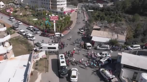 Équipes cyclistes professionnelles se préparant pour la course à vélo. Alanya, Turquie - 19.02.2022 — Video