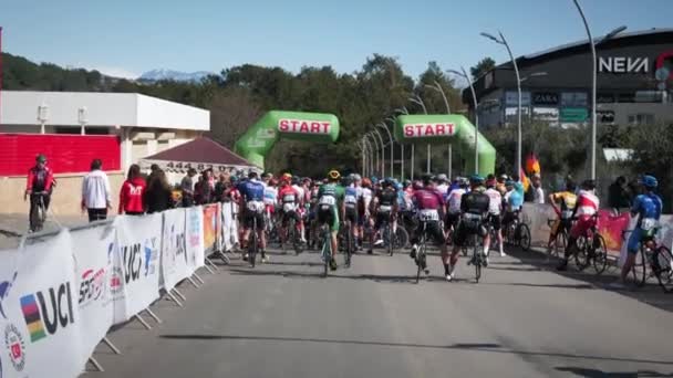 Grand Prix Justiniano bisiklet yarışının başlangıç çizgisinde. Alanya / Türkiye / 20.02.2022 — Stok video