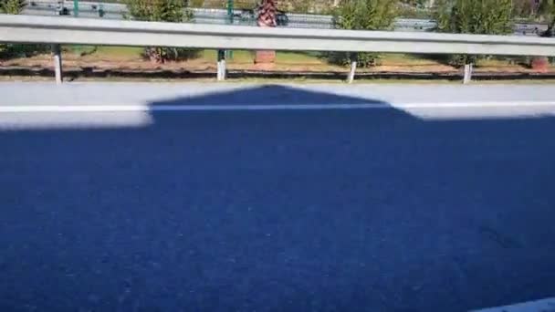 Silhouette ou ombre de la voiture conduisant sur l'autoroute avec des vélos sur le toit de la voiture — Video