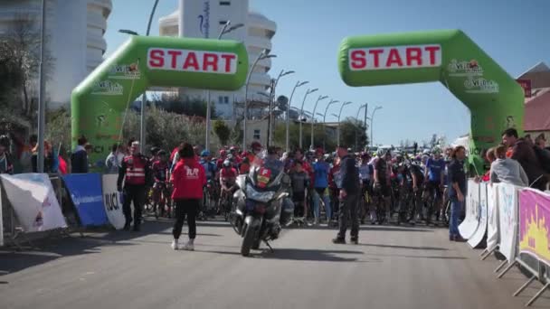 Linia startowa wyścigu rowerowego GP Justiniano. Alanya / Turcja / 20.02.2022 — Wideo stockowe