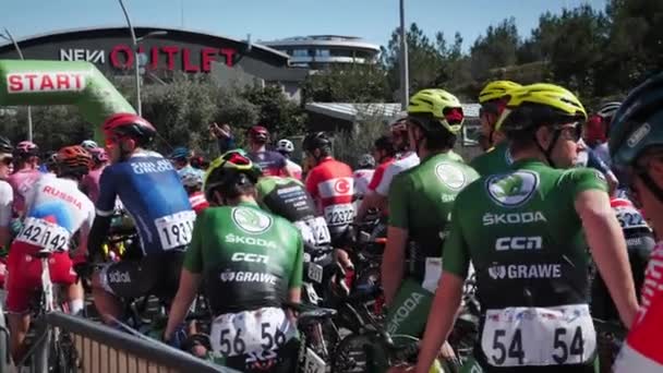 Startlinjen för cykling road race Grand Prix Justiniano. Alanya / Turkiet / 20.02.2022 — Stockvideo