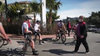 Bisikletçiler GP Justiniano bisiklet yarışının başlangıç çizgisinde. Alanya, Türkiye, 20.02.2022