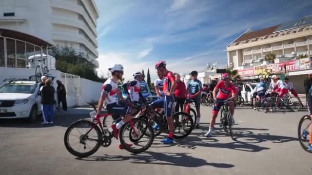Група професійних велосипедистів на GP Justiniano Alanya, Туреччина, 20.02.2022 — стокове відео