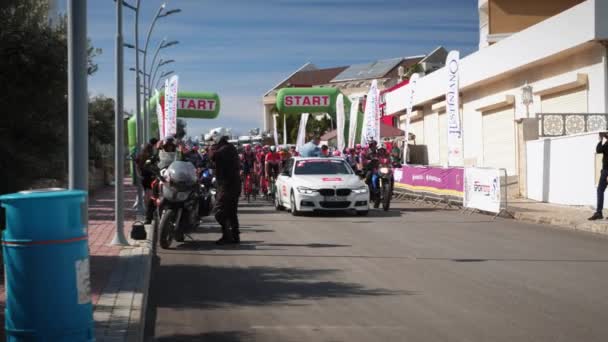 Початок шосейних велоперегонів GP Justiniano. Марафон на велосипеді Аланья, Туреччина, 20.02.2022 — стокове відео
