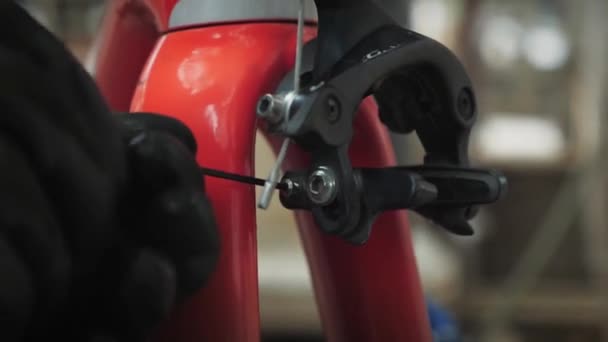 Ремонт велосипедов. Механическая регулировка тормозных колодок велосипеда при ремонте велосипедов — стоковое видео