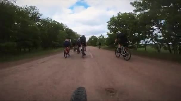 Barátok, akik kavicsos bicikliznek vidéken. Odessa, Ukrajna, 2021. május 28. — Stock videók