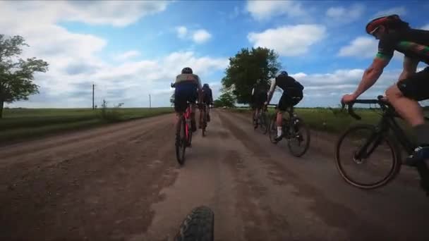 Ciclismo de cascalho. Ciclistas de bicicleta em bicicletas de cascalho. Odessa, Ucrânia, 28.05.2021 — Vídeo de Stock