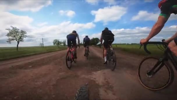 Os ciclistas andam de bicicleta de cascalho. Amigos a andar na estrada. Odessa, Ucrânia, 28.05.2021 — Vídeo de Stock