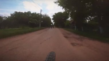 Kırsalda bisikletle gezen bisikletçi..