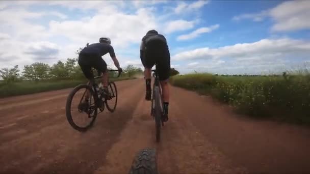 Ciclistas montados en bicicletas en camino de tierra de grava Odessa, Ucrania, 28.05.2021 — Vídeos de Stock