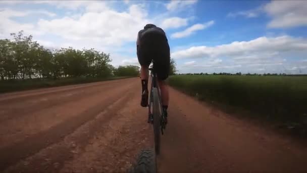 Ποδηλασία με χαλίκια. Ποδηλάτης ιππασία με χαλίκι ποδήλατο στο δρόμο μονοπάτι στην ύπαιθρο — Αρχείο Βίντεο