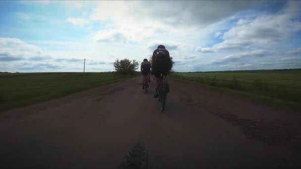 Ciclisti su biciclette ciclocross corse a gara di ghiaia. Odessa, Ucraina, 28.05.2021 — Video Stock