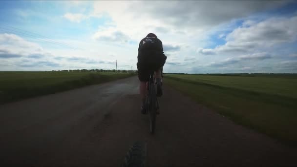 Kiezels fietsen. Fietsers op de fiets rijden buiten. Odessa, Oekraïne, 28.05.2021 — Stockvideo