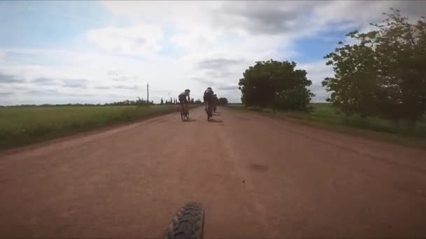 Amigos ativos pedalando juntos em bicicletas de cascalho. — Vídeo de Stock