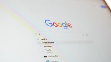 Savaş hakkında bilgi bulmak için Google 'ın araştırmasını kullanmak. Alanya, Türkiye, 11.02.2022