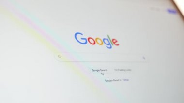 Google arama motoru monitörde. Alanya, Türkiye, 11.02.2022