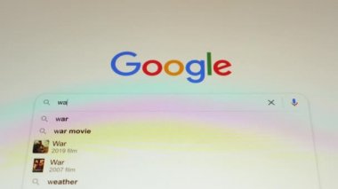 Ukrayna 'daki savaş haberleri için Google' da arama yapıyorum. Alanya, Türkiye, 11.02.2022