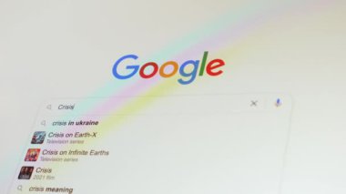 Ukrayna 'daki kriz, Google' da arama ve kaydırma sonuçları. Alanya, Türkiye, 11.02.2022