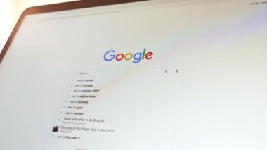 Ukrayna 'daki savaş hakkında Google' da bilgi arıyorum. Alanya, Türkiye, 11.02.2022