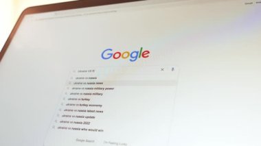Google Ukrayna Rusya 'ya karşı. Ukrayna 'da savaş. Alanya, Türkiye, 11.02.2022