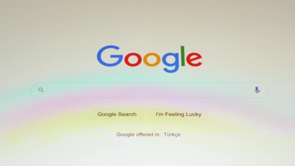 Поиск в Google слова Война и прокрутки результатов. Алания, Турция, 2.2022 — стоковое видео