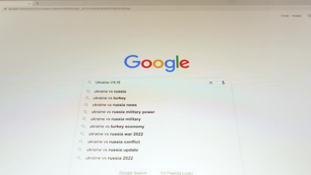 Ukraine vs Russie guerre 2022, rechercher des informations dans Google. Alanya, Turquie, 11.02.2022 — Video
