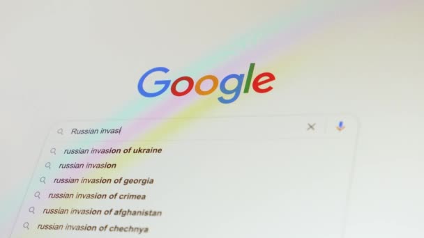 俄罗斯入侵乌克兰，搜索谷歌的信息。Alanya,Turkey,11.02.2022 — 图库视频影像