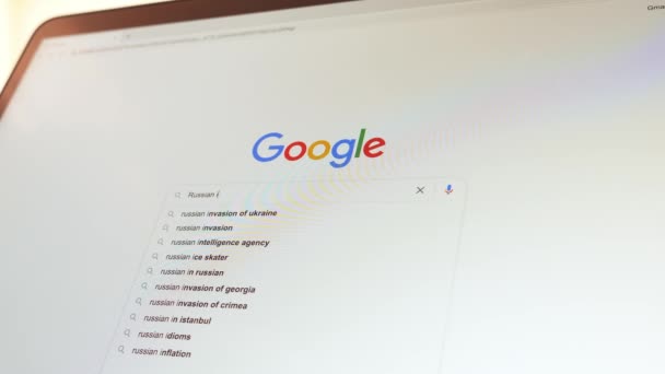 Használja a Google-t, hogy megtalálja "Ukrajna orosz invázióját". Alanya, Törökország, 2022. február 11. — Stock videók