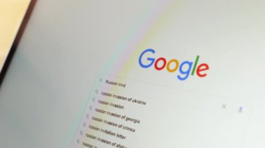 Rusya 'nın Ukrayna 2022' yi işgali için Google 'ı kullanarak. Alanya, Türkiye, 11.02.2022