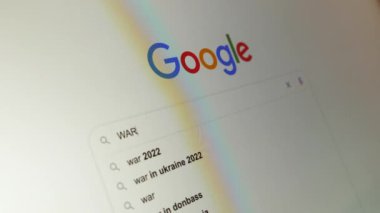 Ukrayna 'daki savaşla ilgili Google haberleri aranıyor. Alanya, Türkiye, 11.02.2022